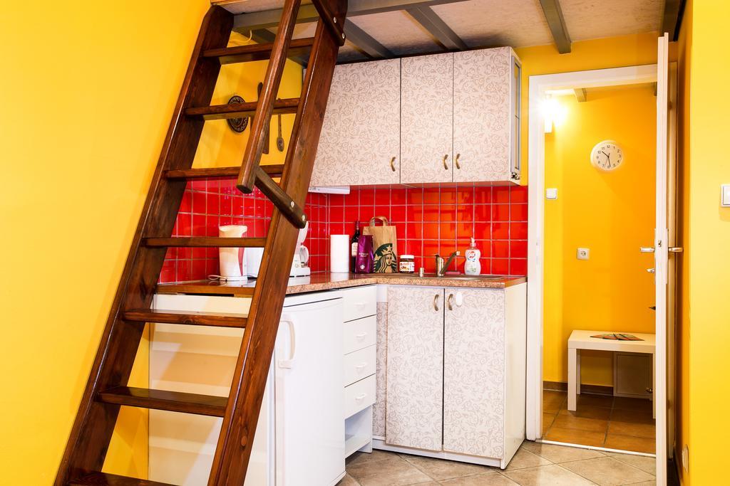 Live Like Locals: Market Square X Jewish District Krakow Room photo